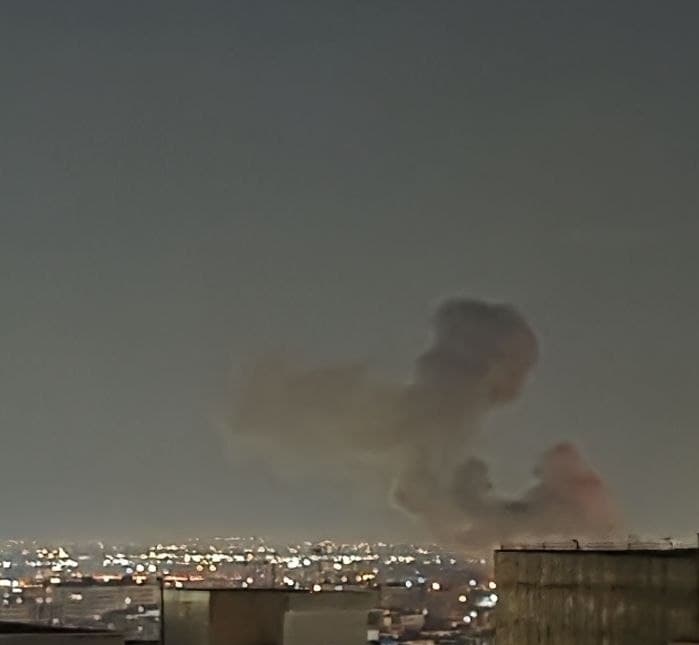 'جنت آباد جنوبی ۳.۳۰۵ تا صدا اومد  این یکی از آثارشه'

سایر پیامهای دریافتی بررسی نشده و تایید نشده که ممکن است درست یا نادرست باشند:


برق اکباتان رفته

غرب تهران صدای انفجار خیلی شدید همه از خواب پریدن

غرب تهران- شهرک اکباتان ساعت ۳:۳۴ صبح برقا رفت، و تا برق ها رفت، صداهای انفجار شروع شد



سمت مهراباد یا اکباتان چندتا انفجار خیلی شدید

صدای انفجا به صورت مداوم ۵ دیقه شهرری
خیلی نزدیک نبود شیشه ها نلرزید ولی پشت هم صدای انفجار اومد


ساعت 3:30 شمال تهرانسر چندین انفجار شدید شنیده شد.

صدای سه انفجار سمت کردان نظر اباد. و اشتهارد ساعت بین سه تا سه و نیم

تهرانسر ساعت 03:35 حدود 5 تا انفجار خیلی نزدیک داشتیم و برق ها قطع شده

غرب تهران صدای شدید انفجار اومد، سمت منطقه ۵ بلوار فردوس هستیم شاید فرودگاه مهراباد بود

۳:۳۳
سمت شهرک اکباتان غرب تهران یه انفجار  شد برقا کل محله رفت 
انفجار نمیدونم کجاست

3انفجار خیلی نزدیک اسلامشهر ... صدای جنگنده نیومد 3:30 بامداد شنبه


شهریار - همین الان باز ۳ تا صدای انفجار شدید اومد ، این ۳ تا خیلی نزدیک بود. ساعت ۳:۳۶

۱ ساعت پیش از بیدگنه موشک فرستاد الان داره میزنه
همین الان ۳.۳۵ دوباره ۴ تا انفجار
فوقالعاده صدای وحشتناکی داره

صدای پنج تا انفجار بزرگ  توی سه دقیقه
غرب تهران ساعت ۰۳:۲۹
دقیق پنج تا بود یه نوسان ریز برق هم  داشتیم
ششمی الان ساعت ۰۳:۳۶

کرج ۳.۳۰ انفجار بود صدا خیلی دور بود فقط شیشه ها لرزید چند بار

سمت هشتگرد صدای افنجار ساعت ۳.۲۸ دقیقه شب

غرب ۳ تا انفجار شدید که برقا قطع و وصل شد
کوهک و زدن
خیلی سنگین بود
۳:۳۰

صدای جنگنده و بعد چند صدای انفجار شدید شهر جدید مهستان( هشتگرد). صدا نزدیک بود. شیشهها لرزیدن  ۳:۲۹

درود ساعت ۳ و نیم لرزش سه انفجار در کرج به همراه نوسان برق.

وحید ما سمت فردیس کرج هستیم صدا انفجار شدید میاد در حدی که شیشه ها میلرزه


سلام خسته نباشید همین الان صدا اومد نزدیک ۷ بار سمت چیتگر میخورد باشه


وحید ساعت ۳:۲۵ اول صدای جنگنده بهد یه انفجار خیلی مهیب و دو دیقه بعدش دوتا پشت سر هم سمت هشتگرد و نظرآباد. درهای خونه تکون میخورد.


ساعت ۳:۴۰ 
صدای انفجار شدید به جنوب کرج میاد، بالای ۱۰ تا.


سلام آقا وحید ساعت ۳:۳۰ تا ۳:۴۰ کرج سمت اطراف فردیس شدید داره بمب بارون میشه
بمب ها لرزش زمینی دارن

شهر زیبا چند تا انفجار مهیب ساعت ۳:۳۰

آسمون قزوین شده اتوبان
یه ربعه صدای جنگنده میاد
انقدر ارتفاع پایین پرواز میکنن، صداشون خیلی زیاده

سلام ساعت 3:37 دقیقه تقریبا ده دقیقه هست که صدای انفجار های پی در پی میشنویم فردیس کرج

همین الان ساعت 3:35 دقیقه
سمت شهریار پنج تا شیش تا 
صدای انفجار اومد و جنگنده اس
بالاسرمون میره میاد.


وحيد جان صداى انفجار شديد در رامسر 3:36

۳:۳۰ صدای شیش هفت ها انفجار اومد نزدیک فردوس غرب

بالای ۲۰ تا انفجار مهیب، شبیه سنگرشکنه زمین میلرزه، شهریار فردوسیه صدا از دوره


شهریار از ۳:۳۱ حدود ۷،۸ تا صدای انفجار شدید شنیدیم


صدای 6 تا انفجار جدید همین الان اومد. فکر کنم سمت شهریار یا فردیسه
3:38

جنوب تهران ۳:۳۸ دولت اباد  صدای ۳ ۴ تا انفجار از دور اومد

ما سمت فرودگاه پیامیم
حداقل صدای ده تا بمب شنیدیم ساعت ۳:۳۰ صبح

چیزی شبیه صدای انفجار در رامسر شنیده شد. ۳:۳۶

📡 @VahidOnline