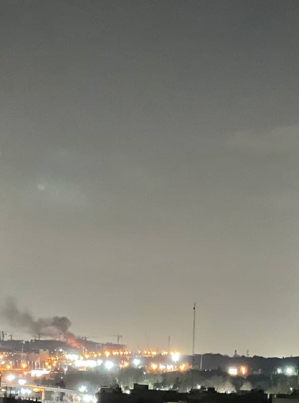 موج پیامهای دریافتی از حدود ساعت ۳:۳۰ حاکی از حملاتی سنگین حوالی #غرب تهران و قطع شدن برق در مناطقی مثل اکباتان و دهکده المپیک است.
عکس دریافتی، شنبه یک فروردین
Vahid

📡 @VahidOnline