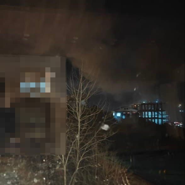 پیامهای دریافتی از #رامسر حاکی از انفجاری سمت کوههای اربهکله در ساعت ۳:۲۹ است.
عکس دریافتی، شنبه یک فروردین
Vahid

پیامهای دریافتی تاییدنشدهای که ممکن است نادرست باشند:
بام اربکله رامسر راس ساعت ۳و ۲۹دقیقه
جنگده ارتفاع خیلییییی پایین

ساعت ۳:۳۰ کوههای رامسر (ساداتشهر و اربکله) رو جت با دو تا بمب یا موشک زد
من فکر کردم ساختمون ما هدفه اول. تمام شیشه ها ریخت.


رامسر ۳:۳۶ دقیقه 
۲ تا لرزش شدید حس کردیم در حدی که از خواب پریدیم
صداش خیلی دور بود

رامسر ۳:۳۶ دقیقه 
۲ تا لرزش شدید حس کردیم در حدی که از خواب پریدیم
صداش خیلی دور بود

اربه کله رامسر وحشتناک زدن سقف حموم ریخت شیشه ها خورد شد 
ساعت ۳ و ۳۰ فکر کنم دقیقا کنار ما رو زدن جنگنده ها بالای خونه پرواز میکردن

شایعاتی که این بار داره پخش میشه:
-تو این مدت جنگ رامسر(اربکله) رو برای اولین بار زدن 
به گفته خیلی ها از قبل انگار محمود احمدی نژاد اقامت داشته 
صدای انفجار خیلی شدید بود و با اینکه 
نیم ساعت گذشته باز صدای جنگده رو ما میشنویم تو ارتفاع خیلی پایین


-ویلای رحیم مشایی تو اربکله رو زدن

[نمیدونم این حرفها چقدر درست هستند. شاید ریشه در هیچ واقعیتی نداشته باشند جز اینکه میبینند اسم کدام مقام باقیمانده را چطور میشه به کدام منطقه هدف قرار گرفته در کشور مربوط کرد.]

📡 @VahidOnline