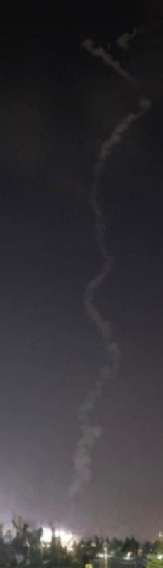 از سمت مهرآباد صدای خیلی بلندی اومد
رد دود مارپیچی هم تو آسمون هست
انگار از وسط شهر موشک شلیک کردن😐
۱ فروردین، ساعت ۴:۴۴ دقیقه

- منپد (سامانه پدافند هوایی دوشپرتاب) بوده. رد مارپیچ هم بخاطر اینه که هوا دود راکت رو جابهجاش کرده.
اگه زود عکس بگیری صاف دیده میشه.

@mamlekate