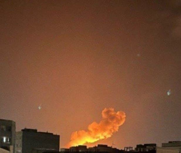 - حدودا 3:35 دقیقه، شنبه اول فروردین
صدای بسیار شدید انفجار اومد.
قلعه میر
یک سالن ورزشی کنار پارک
یه سوله کارگاهی در خیابان مفتح

- وقتی قلعه میر رو زدن، ما تو سلطانآباد لرزیدیم.


- از ساعت ۳:۳۰ دقیقه صداهای انفجار شدید از دو طرف نزدیک مهر آباد و فککنم سمت قلعه حسن خان میاد 
تعداد انفجارا زیاد بود، نزدیک به ۱۳-۱۴ تا انفجار هست

- ساعت   ۳:۳۱ دقیقه صدا ۵ تا انفجار سمت شهرزیبا تهران، شنیدیم (فکنم باز سمت مهراباد یا تهرانسر بود)
ساعت ۴:۳۷ هم ۳ تا انفجار دیگه سمت غرب تهران

ساعت ٣:٣٠ چند انفجار نزدیک شهرک اکباتان
برق بخش از بلوکهای اکباتان قطع شد
ساعت ۴:٣٧ صدای یک انفجار شدید غرب تهران
ساعت ۴:٣٩ دو انفجار شدید دیگه

@mamlekate