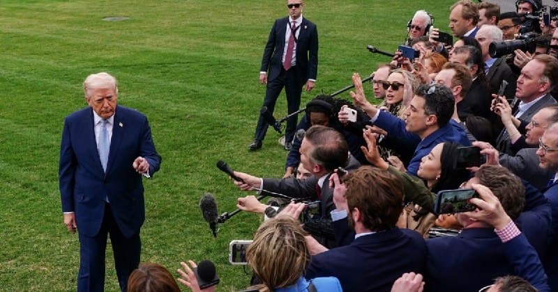 🔻 ترامپ در مورد جنگ با جمهوری اسلامی: وقتی دشمن را به معنای واقعی کلمه نابود میکنید آتشبس نمیکنید؛ به دنبال آن نیستم

دونالد ترامپ، رئیس جمهوری آمریکا روز جمعه ۲۹ اسفند در محوطه بیرونی کاخ سفید با خبرنگاران گفتوگو کرد و به سوالات آنها که بیشتر درباره ایران بود پاسخ داد. آقای ترامپ در پاسخ به سوال خبرنگاران در مورد توقف درگیریها در خاورمیانه گفت آمریکا میتواند «دیالوگ» داشته باشد، «اما من نمیخواهم آتشبس برقرار کنم. وقتی طرف مقابل را به معنای واقعی کلمه نابود میکنید، آتشبس نمیکنید... ما به دنبال انجام آن نیستیم.»


🔻 ترامپ با برشمردن اهدافش، میگوید «کاهش تدریجی» حملات علیه ایران را مد نظر دارد

دونالد ترامپ ساعاتی پس از تأکید بر اینکه علاقهای به اعلام آتشبس با ایران ندارد، ضمن برشمردن ۵ هدف اصلی، نوشت که «کاهش تدریجی» از عملیات نظامی علیه جمهوری اسلامی را مد نظر دارد.


@mamlekate