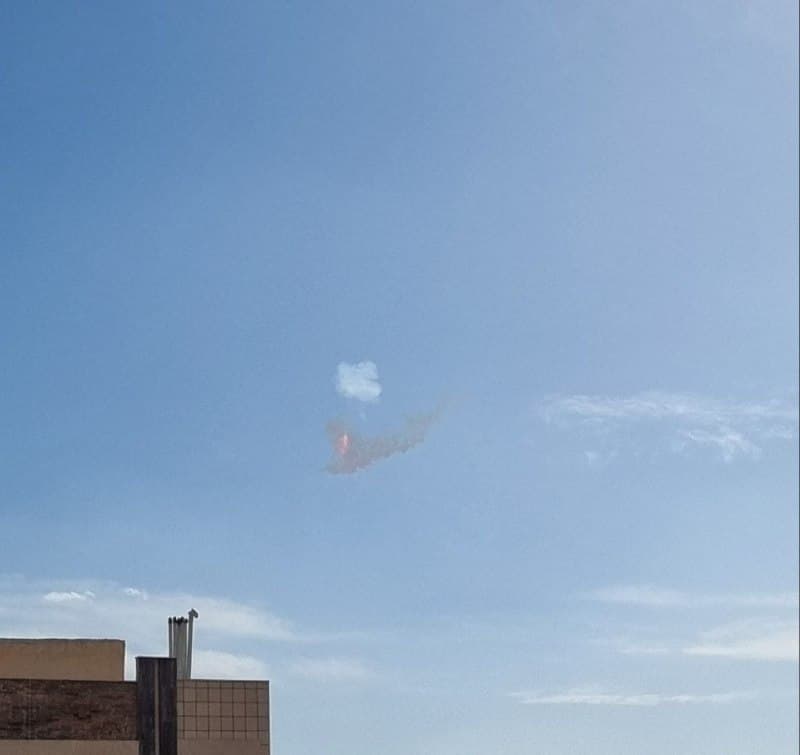 تصاویر دریافتی با شرحهایی درباره شلیک ناموفق یک موشک از #اصفهان که لحظاتی پس از پرتاب در هوا منفجر شده.
شنبه یک فروردین
Vahid
پیامهای دریافتی تایید نشده که ممکنه بعضیهاشون کاملا نادرست باشند:

۱۵:۳۰ موشک از نجف آباد شلیک شد و رو هوا منفجر شد و سقوط کرد با صدای مهیبی روی زمین و منفجر شد. رد سقوطش مشخصه..

وحید ساعت ۱۵:۳۶ دقیقه کوههای پشت خمینی شهر موشک شلیک شده را تو آسمون زدند و بعدش لانچر را رفت زد. دود موشک تو آسمون نارنجی رنگه و دود مشکی سمت کوهها مربوط به لانچر هست. از روز اول جنگ از این محل موشک شلیک میکردند

آسمان اصفهان یه موشک که بلند شده بود رو تو هوا زدنش و ترکید ساعت ۱۵:۴۰

از نجف آباد اصفهان یه موشک فرستادن هنوز کامل نرفته بود بالا که منفجر شد.
خیلی شانس اوردیم کلاهکش نیوفتاد تو شهر و پشت کوه پکید.
شنبه ۱ فروردین ساعت ۳:۳۰


حدودا ساعت ۱۵:۳۵ دقیقه
کوهای شمالی نجف آبادو هدف گرفتن مثل همیشه 

خمینیشهر، ساعت ۱۵:۳۵ صدای همیشگی لانچ شدن موشک اومد ولی بعد یه صدای انفجار بلند شنیده شد. این توده آتش هم تو آسمون ثابت مونده. به نظر میاد موشک ترکیده باشه ولی خودشون میگن موشک دو مرحلهای بوده.


صدای انفجار رو شنیدم اصفهان شیشه ها لرزید (خودم شاهین شهرم اینجا نلرزید فقط صدا بود  موشک توی آسمون ترکید. 

📡 @VahidOnline