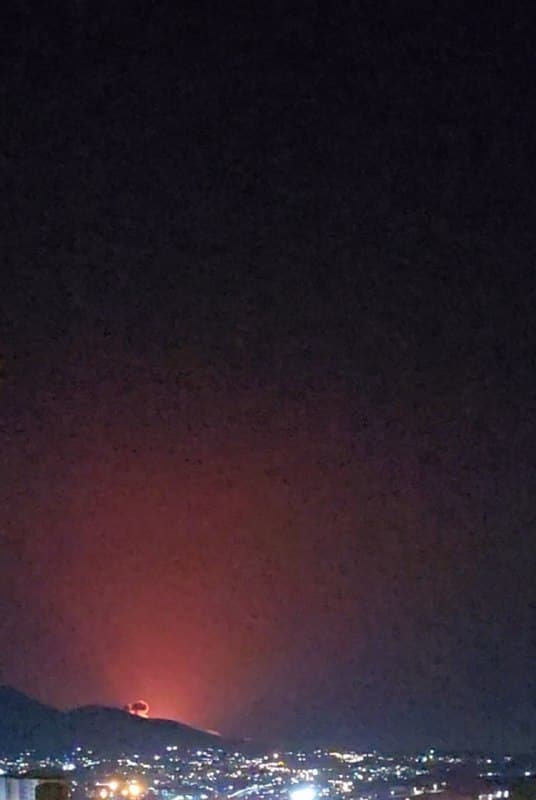 بنا بر انبوه پیامهای دریافتی حدود ساعت ۳:۴۲  انفجارهای بسیار مهیبی در غرب و شرق #تهران احساس شده.
موج بعدی پیامهای دریافتی از سمت پردیس و دماوند در شرق استان بودند.
عکس دریافتی: سمت #دماوند از دید #پردیس، یکشنبه ۲ فروردین
Vahid

ساعت 3,45 صدای سه انفحار در نزدیکی گیلاوند

سه چهار تا بمب خیلی سنگین، حدود ۳:۴۴، دماوند، به احتمال زیاد آبسرد (پادگان حیدر کرار) و یا چنار شرق(وجود لانچر)

یه انفجار خیلی زیااد نزدیک پردیس بود همیشه پارچینو خوجیر رو میزنه میشنویم این خیلی نزدیک بود نمیدونیمم کجاس

📡 @VahidOnline