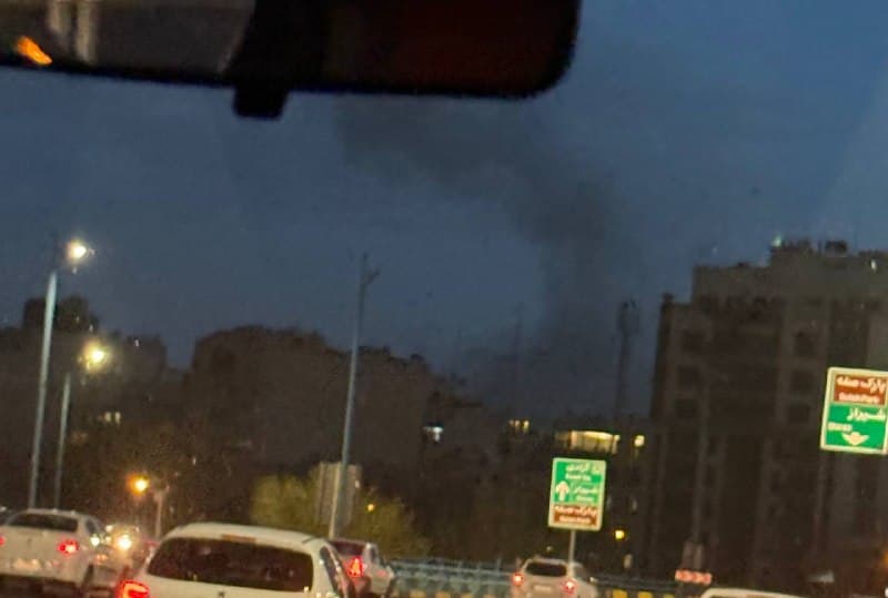 '#اصفهان حدود ساعت ۱۸:۳۵'
شهروندان خبر  از شنیده شدن صدای چند انفجار میدهند.
یکشنبه ۲ فروردین
Vahid
پیامهای دریافت شده و تایید نشده از اصفهان:

۶:۳۳ اصفهان صدای جنگنده چند دقیقه است میاد و سه بار شیشهها لرزید ولی صدا زیاد نبود. من جنوب غرب اصفهانم.
۶:۳۵ چهارمی شدیدتر لرزید

اصفهان محدوده کاوه الان بمب بارونه
شیشه ها لرزید زیاد
صدای امبولانس هم میاد
شدید صدا میاد زمین داره میلرزه
همچین چیزی تاحالا ندیدم والا


همین الان ویلاشهر را زدند

آقا وحید سه تا انفجار خیلی خیلی شدید توی شاهین شهر احساس شد

اصفهان یکشنبه ساعت شش وسی و سه دقیقه.ما که ملک شهر هستیم و شمال شهر هست صدای جنگنده و سه تا انفجار شدید ازسمت شرق اصفهان

اصفهان، ساعت ۱۸:۳۵ امروز یکشنبه ۲ فروردین ماه صدای انفجار بسیار شدید در شمال شهر اصفهان به گوش رسید.

صدای جنگنده ۱۸:۳۷ دقیقه در خیابان کاوه اصفهان نزدیک ملک شهر اومد
📡 @VahidOnline