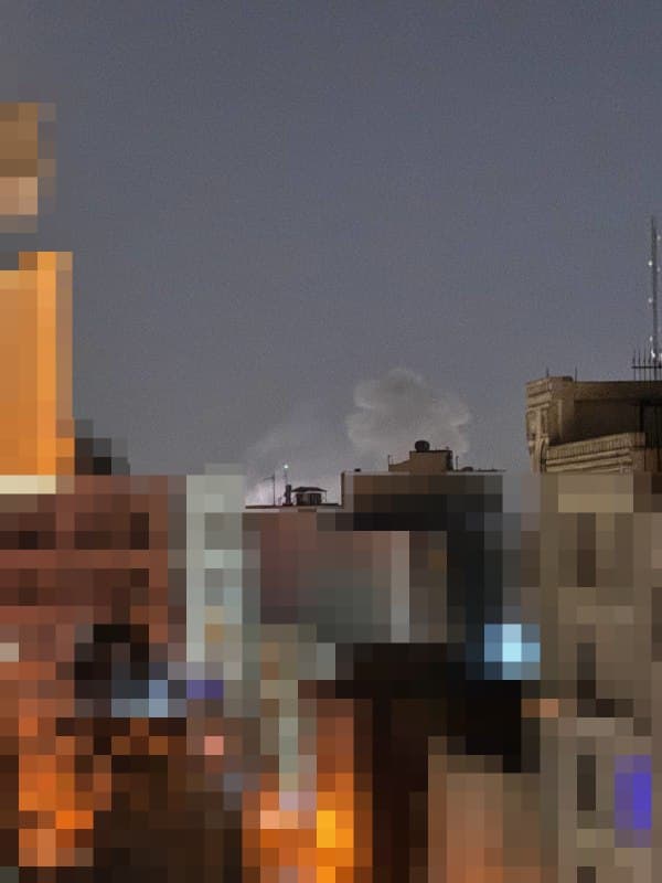 پیامهای دریافتی بررسی نشده و تایید نشده رو با بقیه شریک میشم که ممکنه درست یا کاملا نادرست باشند:

۲۰:۳۲ صدای جنگنده و سه تا انفجار با موشک سمت شرق تهران. دور بود چون ما که مرکزیم شیشهها نلرزید

ساعت ۲۰:۳۲ قدای سه تا انفجار مهیب سمت شرق، تهران نو خیابون دماوند

ساعت ٢٠:٣٢ صداي چندين انفجار تو منطقه پيروزي تهران اومد،انگار صدا از پايينتر ميومد سمت جنوب شرق

۲ فروردین ساعت ۲۰:۳۰ شرق میدان سپاه
اول صدای جنگنده بعد صدای ۴ اصابت

شرق تهران؛ ۸:۳۲ شب، چهار تا انفجار وحشتناک. کل خونهها لرزید

۲ اسفند، حدود ۸:۳۰ شب از سمت مرکز به شرق

صدا انفجار از شمال شرق تهران میاد
من سهروردی ام
پدافندم داره کار میکنه
۸:۳۶

ادامه داره بمباران شدید شرق منطقه ۷
حداقل ۷ برخورد

پیروزی تهران رو دومفروردین ساعت ۲۰:۳۳ زدن


صدای ۲تا انفجار محدوده سهروردی شمالی، الان هم صدای پدافند میاد

صدا جنگنده و بعدش چند انفجار شرق تهران
حدود ۲۰:۳۱

از سمت سيدخندان صداي زياد انفجار و پدافند مياد تقريبا ١٠ دقيقه اي هست 
٢٠:٣٧

شرق تهران انفجار های ناگهانی ۸:۳۷

مرکز تهران ولیعصر صدای جنگنده اومد و بعدش چندتا انفجار از سمت شرق 20:35

تهران ساعت ۲۰:۳۲ عبور جت و شلیک ۵ موشک. صدا در محله عباس آباد ضبط شده و به نظر از سمت جنوب بود.

وحید جان/ سمت میدون امام حسین/ انفجار همراه با دود/ صدای جت و فعالیت پدافندها تا 5 دقیقه بعد/ 20:33

من تو ارتفاعات تهرانم قشنگ دیدم، دوباره سمت خیابون دماوند و نیرو هوایی رو زد 
همونیکه دیروز زده بود، ستاد نیروی هوایی اونجاها بود بعدشم پدافندا فعال شدن

ساعت ۸ و ۴۴ دقیقه شب
صدای پدافند شدید و زیاد
سیدخندان جلفا
و یه ربع قبل صدای انفجار از دور

فالعیت مجدد پدافندها از 20:40 تا 20:46(همین لحظه) به صورت نامنظم/ دود دستِکم دوتا منشاء داره

ساعت ۲۰:۳۲ صدای سه تا انفجار مهیب سمت شرق، تهران نو خیابون دماوند

دود از پادگان نیروهوایی خضرایی تو خیابون دماوند میاد یکی از اهداف اونجا بود

پدافند شرق تهران فعال شده و همچنین صدای انفجار هم میاد

شمال شرق تهران فقط صدای پدافند میاد.

الان ۲ فروردین ساعت ۲۱:۴۸ از سمت پاسداران اختیاریه صدای پدافند و بمباران از شمال شرق تهران میاد

سلام ۲ فروردین ساعت ۸:۳۲ شب
پادگان نیروهوایی تهران (چکش/خضرائی) دوباره هدف قرار گرفت. فکر کنم دو یا سه تا انفجار.


بین ساعت ۲۰:۳۲ تا ۲۰:۴۵ جایی رو در محدوده خیابان مدنی/میدان امام حسین ۲ ۳ بار زدن.

من تهرانپارسم ی صدای از لویزان اومد نزدیک ۱۵ تا انفجار پشت هم
ده دقیقه پیش [۲۰:۴۵]


حدود ۱۰ انفجار و صدای جنگنده حوالی شهدا و بهارستان ساعت ۲۰.۲۰ دقیقه تهران

📡 @VahidOnline