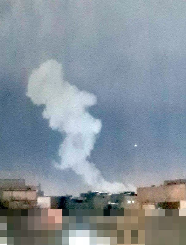 عکس دریافتی: انفجار سمت شهرک وحدت ، خیلی شدید بود خونه لرزید 
حدود ۵ انفجار دور تر هم بود که بنظر سمت تهران بود آسمون شرق کرج چند  بار روشن شد
به وضوح قبلش صدای جنگنده رو شنیدم و موجو صدای مهیبش به پهباد نمیخورد


سایر پیامهای دریافتی تایید نشده باقی مانده از دقایق قبل:

ساعت پنج و سیزده دقیقه تو غرب تهران صدای زیاد ۵ تا انفجار اومد.

صدای ۵ تا انفجار سمت شرق تهران ساعت ۵:۱۲ صبح

۵:۱۲ چندتا انفجار که تو یکیش چند ثانیهی قبل از انفجار صدای سوت موشک و نزدیک شدنش خیلی وحشتناک و نفسگیر بود. احتمالا به ما نزدیک بود. مجیدیه شمالی تهران

ساعت ۵:۱۲ یکشنبه ۳ فروردین 
اطراف منیریه صدای سه انفجار نزدیک اومد

ساعت ۵:۱۰ سمت ازگل سه یا چهار بار صدای انفجار اومد نمیدونم کدوم سمت بود ولی خیلی نزدیک بود.

تهران سمت ستارخان 4 تا انفجار پشت هم اومد
5:10

منم صدای چندتا انفجار شنیدم 
منطقه ۲۲ هستم

سه تا شرق رو زد.
چهارتا هم نزدیک به ونک بود صداها.


۵:۱۶ پردیس همینجوری صدای جنگنده خیلی خیلی نزدیک تر از همیشه

صداهای شدید انفجار + جنگنده شرق تهران 5:15


۵:۱۱ یوسف آباد صدای چندین انفجار نسبتا بلند شنیده شد. ۵:۱۳ هم دوباره صدای چند تا انفجار اومد.
۵:۲۰ یوسف اباد صدای پدافند یا یه چیزی شبیه تیراندازی میاد ولی از دور.


۵:۱۲ نمیدونم کجاست ولی ما سمت منظریه ی کرج سکته کردیم تو خواب خیلی نزدیک بود
با اینکه صداش بلند و نزدیک بود ولی بنظر میومد پهپاد باشه بیشتر، چون لرزش عمیق یا موج عمیقی نداشت

وحید تهران منطقه ۱۱ ساعت ۵:۱۵ اولش یه صدای انفجار خیلی شدید اومد که از خواب بیدارمون کرد، بعدش پشت سرش دو سه تا صدای انفجار دیگه هم اومد.

ما سمت تهرانپارس هستیم 

دوشنبه ۳ فروردین ۱۴۰۵ ، ساعت ۵:۱۰ دقیقه بامداد
پشت هم داره میزنه با جنگنده معلوم نیست چندتان کل خیابون روشن شد 
معلوم نیست کجا هست

 تهرانسر  ساعت ۵:۱۵ سه تا انفجار همراه با دیده شدن ستون دود

صدای چند انفجار شدید طوری که شیشه ها و خونه میلرزید 
محدوده ازگل ساعت ۵:۰۹  تا ۵:۱۲

ساعت ۵:۱۷ دقیقه هم باز زد سمت غرب تهران رو ولی دورتر بود


5:18 غرب و شرق تهران صدا انفجار میاد

برق 1ثانیه رفت اومد
2دیقه
بعدش تا الان 4صدای انفجار اومد ولی دور بود
سمت شهرک ولیعصر یافت اباد هستم

صدای پنجتا انفجار غرب تهران ساعت ۵:۱۲ دقیقه. یه لحظه هوا روشن (سفید) شد. احساس میشد صدا از سمت انقلاب-میدان پاستور باشه.

ما منیریه ایم۵:۱۳دقیقه دوتا انفجار خیلی شدید به فاصله۵ثانیه ازهم شنیدیم.

من سمت ونک دارم دود میبینم

[همراه با عکسی مبهم] سلام کرج شهرک وحدت انفجار محدوده شهرک صنعتی سیمین دشت ساعت ۵:۰۹

وحید حوالی ۵:۱۰ محدوده نوبنیاد/پاسداران رو زد برای چندمین بار در طول جنگ. قبلاً با سنگرشکن میزد خونه میلرزید، امشب با موشک زد لرزش کمتر بود. خیلی نزدیکه به ما


تهران، کرمان شمالی، ۵:۱۰
انفجار بسیار نزدیک و بسیار شدید که همگی از خواب پریدیم

ساعت 5:15 تهران جنگنده از بالا سرمون رد شد برقا نوسان کرد ، 20 ثانیه بعد موشک انداخت
صدای سقوط موشک از  پرتاب تا اصابت رو شنیدم قشنگ

ساعت ۵.۴ صبح دقیقه صدای ۶ انفجار گرمدره
بازن برقا رفت و اومد

سمت افسریه صدای پدافند میاد. برق هم رفته

۵:۱۳ صدای اصابت از دور - مرکز تهران
۵:۱۹ یه عالمه صدای پدافند از سمت مرکز تهران

وحید جان چند دقیقه قبل حدود ساعت ۵:۱۴ صدای سه تا انفجار و پشت هم من شنیدم
بنظرم میومد از سمت شمال یوسف اباد بود صدا (یعنی نسبت به ما صدا از شمال تهران میومد)
اگه صداها بیشتر بوده نمیدونم، من سه تا شو شنیدم از خواب پریدم 
یا فقط پدافند از دور

ساعت ۵:۱۸
سمت جامی یا ولیعصر ترکید
دود سیاه الان آتیش داره

سه تا انفجار. ۵:۱۳ یوسف آباد. نسبتا شدید
۵:۲۰ صدای انفجار، یوسف اباد میشنوم ولی خیلی دوره


ویدیوی دریافتی با شرح: '#تهران، دوشنبه سه فروردین ساعت  ۵:۱۵'

درگیری پدافند ضد هوایی با جنگنده
صدای صوت موشک و بعد انفجار
شرق تهران
ساعت 5:20

داداش من  یوسف آبادم  ساعت 05:20
شمال شرق رو بد داره میزنه


سلام از هفت تیر صدای  انفجار شنیده میشه
اینکه کدوم سمته مشخص نیست

۵:۲۰ درود، شمال تهران نیاوران صدای انفجار از شرق و جنوب ممتد از ساعت 5 میاد.


ما شهرک نفتیم ۲ تا صدای خیلی نزدیک ۵:۰۹
۷ تا انفجار خیلی نزدیک بود

۵٫۲۲ مجددا صدای جنگنده متل قو

وحید ساعت ۵:۱۰ مجیدیه جنوبی یه صدای وحشتناک و خیلی نزدیک اومد. خیلی وحشتناک بود.

ساعت 5:21
مجددا عبور جنگنده ها از غرب مازندران
سومین باری هست که امشب میرن و نسبت به شب های گذشته خیلی زیادتر شده

سمت شمال شرق تهران اول صدای جنگنده ها اومد بعد ۱ دقیقه نان استاپ صدای انفجار میومد

۵:۱۰ دوباره کوهکو زد . همون حوالی پادگان هوافضای سپاه . خیلی صدا نزدیک بود


فکر کنم برگشتن چون دوباره صدای جنگنده اومد ۵:۲۳ دقیقه نور مازندارن
📡 @VahidOnline