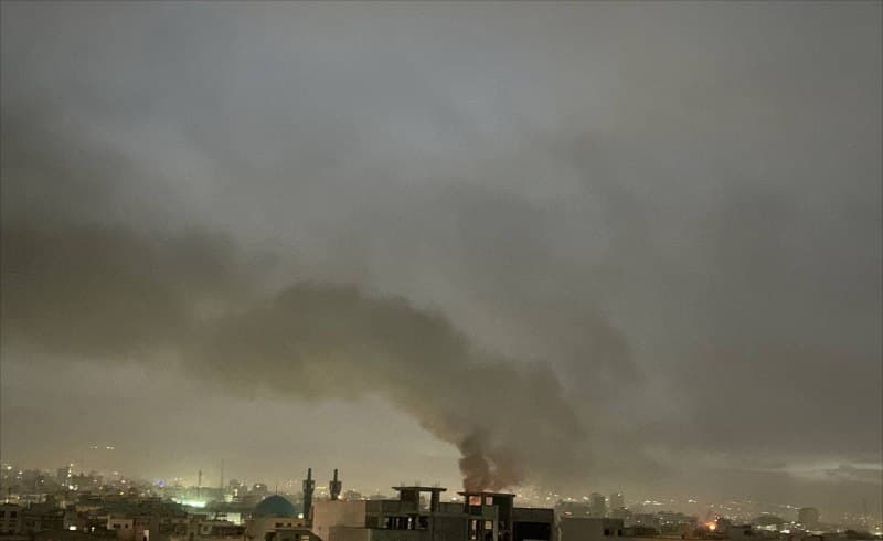 همچنان مربوط به ساعت قبل

عکس دریافتی: ساعت ۵:۱۲ دقیقه صدای چهار انفجار شنیدیم. سمت منیریه هستیم.
این انفجار حدودای امام خمینی میدون حسن اباد حافظ تا جمهوری هست
اون مسجده وسط عکس مسجد زعیم هست
بیت سمت چپ مسجده این دو انفجار سمت راست که اتیشش جفتشم معلومه


🔻سایر ادعاهای دریافتی تایید نشده که ممکنه درست یا کاملا نادرست باشند:


انفجار ساعت ۵:۱۵ ضلع جنوب شرقی پاستور بود از زاویه دید من
یا ساختمان شماره۲ نهاد ریاستجمهوری بوده یا دانشگاه افسری امام علی
یا دوباره مجلس خبرگان که البته دیگه موضوعیت نداره



پیشتر ادعاهای مشابهی درباره یک مدرسته نقل کرده بودم:
پیروزی فرعی ۲.۲۱ 
دبیرستان دخترانه ۱۷ شهریور پشتشم رستوران گاردینوعه
انگار مدرسه رو زدن
(دوستم اونجا بود دیده ولی بسته بودن خیابونو)
[فرستنده این لینک از نقشه گوگل رو هم فرستاده که من همچنان نمیدونم درسته یا نه: GoogleMaps]


ساعت ۵:۱۱ خیرآباد ورامین رو زدن
خونه روبروی مسجد عرب ها، احتمالا نقطه زنی

رستوران گاردینو ساختمان جلال زدن مثل ترور میمونه
خیلی نیرو و پلیس اومده نمیشه عکس گرفت
پشت مدرسه ساختمان ۶ طبقه است حالا نمیدونم اومده مدرسه بزنه اونجا زده
یا اونجا طبقه چهارم کسی بوده که نیست دیگه چون ترکید از داخل


 ساعت ۵  چهارم نیروهوایی پیروزی یه ساختمون رو با پهباد دو طبقشو زدن 
کل محله دوده و مردم تو خیابونن


آقا وحید سمت سیدخندانم یه بوی عجیبی میاد که حس تنگی نفس بهمون داده
هوا یکم روشن شده ۵:۴۵ توی آسمون پر از دوده
مثل بوی باروته

حدود ساعت ۵:۱۵ 
دو الی سه دقیقه حرکت نزدیک جنگده ها و چند انفجار
یکیشو صدای رد شدن موشک رو شنیدم خیلی نزدیک انفجار مهیب رخ داد



سمت مجیدیه جنوبی (بین سید خندان و کرمان از طرف اتوبان رسالت) یک صدای خیلی وحشتناک شنیدن دقیقا ساعت ۵:۱۱ دقیقه که سقف خونه کاملا لرزیده. میگفت تو کل این سه هفته همچین صدایی نشنیدن.


صدای جنگنده یه جوری بلند بود و از نزدیک که خونه لرزید واقعا و از خواب بیدارمون کرد-دوشنبه، لردگان ۵:۴۵

سلام اندرزگو بغل باشگاه داینامیک و زدن


سلام وحید جان این ادرس ها و انفجارها موثقه [شما شاید به منبعی وصل باشید که براتون موثق باشه ولی من که شما رو نمیشناسم بدونم راست میگین یا نه که برای من هم موثق باشه. ادعاهای دریافتی:]
خیابان سه نیرو هوایی
ورامین خیر اباد
مجیدیه شمالی
بلوار اندرزگو خ فرشته 
سازمان بورس
هروی 
بیدگنه ملارد
همگی حدود ساعت پنج و نیم صبح


تهران چیذر خیابان فرشته نقطه زنی انجام شده

تهران میدون رسالت بزرگره سلیمانی بین اردکانی و ۱۶ متری دوم (شهید منصوری)  روبروی خدمات امدادگران رو دوشنبه ۳ فروردین ساعت ۰۵:۱۵ زدن

ازگل بعد از یک ساعت و نیم داره میسوزه و دود سیاه میده

۵:۱۵ زاهدان چند دقیقه صدای پدافند میومد
۵:۲۶ یک صدای انفجار اومد

سلام وحید جنگنده سپاه بوشهر رو همین الان زد بد جور میزنن حدود ۷ بار دود  زرد و سفید بلند شد

ارومیه انتهای خیابان سنگی یه فرمانده سپاه رو ترور کردن ۴ نصف شب 
دقیقا ۳:۵۷ دقیقه بامداد فقط یه طبقه آپارتمان رو زدن😑
کل محل ریخته بود بیرون برق منطقه یه ساعت قطع بود

سلام همین الان ساعت 6:50 دقیقه صبح دوشنبه سوم جنگنده شیراز داره میچرخه صنایع را داره بمباران میکنه خانه ها را خیلی شدید داره میلرزونه

 تو اورمیه هم ساعت 3:46  یه صدای انفجار اومد و برق های بهداری تا چند ساعتی قطع بود و تا یکم پیش از آسمون مدام صدای جنگده میومد 
نمیدونم کجارو زد ولی صدای بدی اومد


صاایران تو نوبنیاد رو زد. از یه جایی سمت شهرک محلاتی هم ساعت ۵ صدا اومد و ستون دود بلند شد.

سلام من محمود ابادم از ساعت ۶:۰۰ مکرر دارم صدای جنگنده میشنوم!!


ساعت 5:10 خیابان مهآبادی پور مجیدیه شمالی ساختمان مسکونی زدن، روبروی ساختمان یه مجتمع 120 واحدی که ترکش هاش خورده و شیشه ها ریخته.

 الان از ۶:۵۳ تا ۷ چند صدای انفجار اومد  شیراز

📡 @VahidOnline