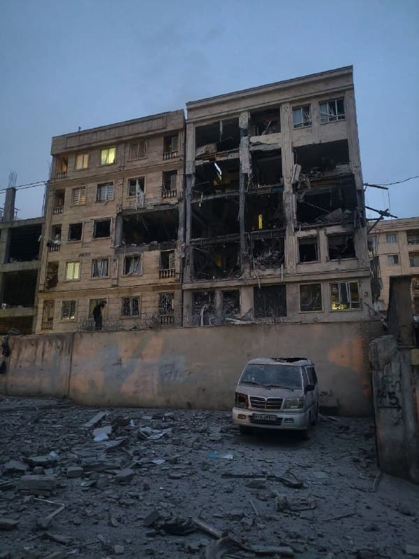 عکس دریافتی با شرح: 'خیابان مکران #تهران کوچه سیزدهم'
بنا بر پیامهای دریافتی حدود ساعت ۵:۱۰ بامداد دوشنبه ۳ فروردین هدف قرار گرفته.
Vahid

📡 @VahidOnline