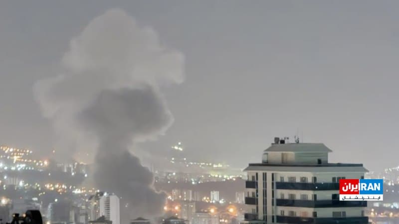 تصویر ارسالشده، دود ناشی از انفجاری مهیب را در تبریز در پی حملات در بامداد دوشنبه سوم فروردین نشان میدهد.
🏁 🇬🇧 IranintlTV

🤖 @VahidOOnLine