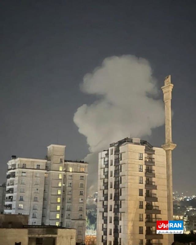 تصویر رسیده به ایراناینترنشنال، وقوع انفجاری را در حوالی خیابان پیروزی در شرق تهران در بامداد دوشنبه سوم فروردین نشان میدهد.
🏁 🇬🇧 IranintlTV

🤖 @VahidOOnLine