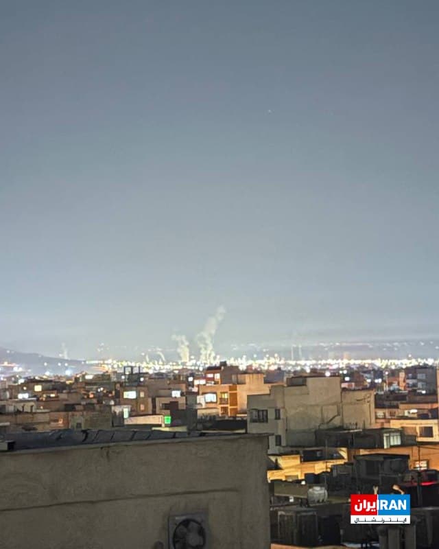 تصویر رسیده به ایراناینترنشنال، وقوع سه انفجار همزمان را در جنوبغرب اصفهان در بامداد سوم فروردین نشان میدهد.
🏁 🇬🇧 IranintlTV

🤖 @VahidOOnLine