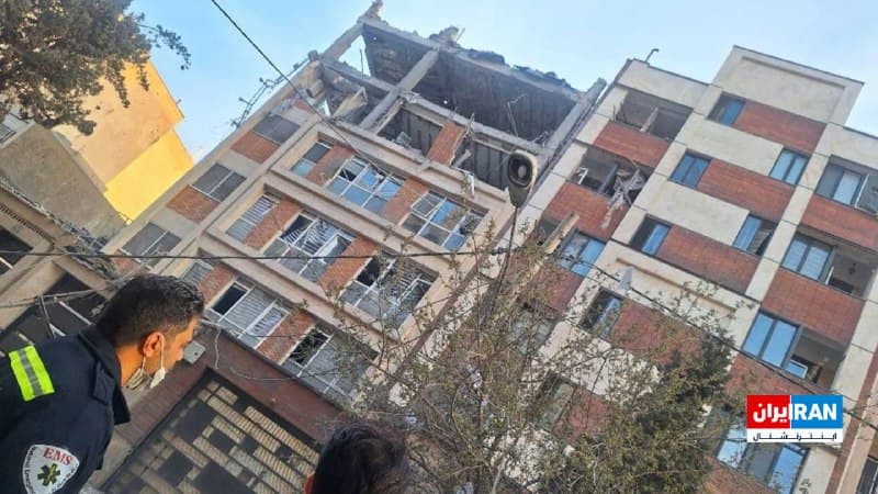 تصویری که به ایراناینترنشنال ارسالشده، حملهای هدفمند را به ساختمانی در خیابان اردکانی مجیدیه تهران نشان میدهد.
🏁 🇬🇧 IranintlTV

🤖 @VahidOOnLine