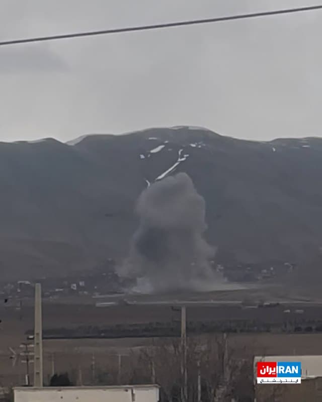 تصویر رسیده به ایراناینترنشنال، وقوع انفجاری را در ارتفاعات نزدیک به شهر دماوند در دوشنبه سوم فروردین نشان میدهد.
🏁 🇬🇧 IranintlTV

🤖 @VahidOOnLine