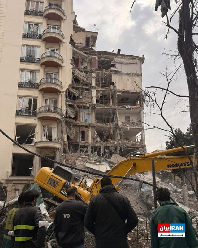 تصویر رسیده به ایراناینترنشنال، هدف قرار گرفتن یک ساختمان را در ⁧ خیابان هاشمی بلوار اندرزگو در تهران پس از حمله هدفمند هوایی نشان میدهد.
🏁 🇬🇧 IranintlTV

🤖 @VahidOOnLine