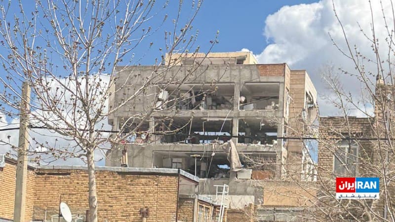 تصویر رسیده به ایراناینترنشنال، حملهای هدفمند را به ساختمانی در ارومیه در شامگاه دوشنبه سوم فروردین نشان میدهد.
🏁 🇬🇧 IranintlTV

🤖 @VahidOOnLine