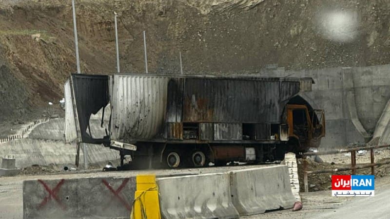 تصویر ارسالشده به ایراناینترنشنال در دوشنبه سوم فروردین، یک پرتابگر موشک را در امیدیه خوزستان نشان میدهد که هدف حمله قرار گرفته و منهدم شده است.
🏁 🇬🇧 IranintlTV

🤖 @VahidOOnLine