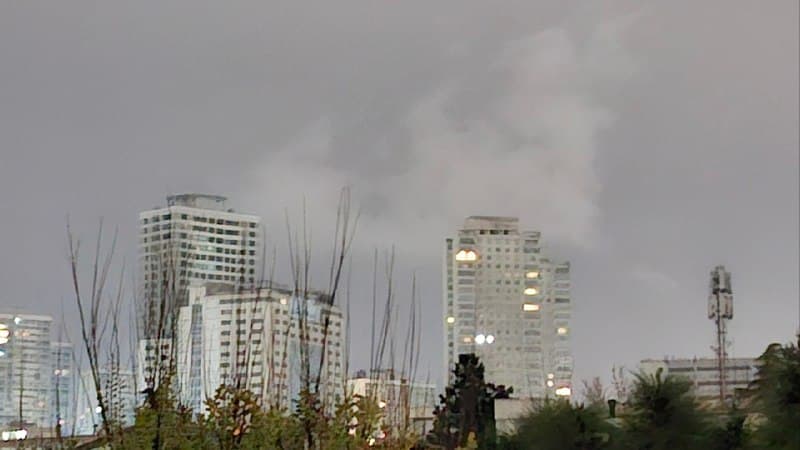 عکس دریافتی با شرح: 'ساعت ۰۰:۳۹ از شهرک غرب نزدیک میدان صنعت صدای تک انفجار بلندی شنیدیم ولی لرزش نداشت و عمقی نبود. انگار حالت بمبگذاری یا حمله پهپادی باشه. این عکس رو هم گرفتم سمت سعادتآباد اون طرفها دود بلند شده بود ظاهرا.'

📡 @VahidOnline