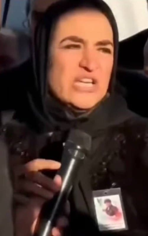 ضرب و جرح بتول گرامی مادر جاویدنام سجاد صمدی

«گناباد، خراسان رضوی: حدود ۴۰ نفر که در مراسم آخرین پنجشنبه سال ۱۴۰۴ بر سر آرامگاه جاوید نام سجاد صمدی حاضر شده بودند، توسط نیروهای بسیج و سپاه با ضرب و شتم بازداشت شدند. از مکان بازداشتی ها هیچ خبری نیست.

بتول گرامی مادر جاویدنام به شدت مورد ضرب و جرح قرار گرفت و به حالت بی هوش  به بیمارستان  اعزام شد و هم اکنون با جراحات و صدمات شدید و شکستگی استخوان کتف در بیمارستان بستری است.»

@mamlekate مملکته