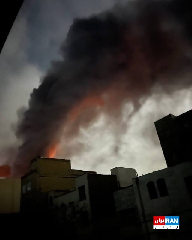 تصویر رسیده به ایراناینترنشنال دود ناشی از انفجاری مهیب را در تهرانپارس تهران پس از حملات هوایی اسرائیل نشان میدهد.
🏁 🇬🇧 IranintlTV

🤖 @VahidOOnLine