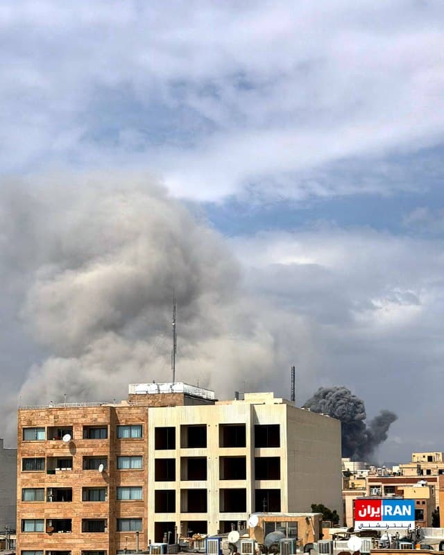 تصویر ارسالشده به ایراناینترنشنال در سهشنبه چهارم فروردین، وقوع انفجار مهیب را در دانشگاه مالک اشتر شاهینشهر در استان اصفهان نشان میدهد.
🏁 🇬🇧 IranintlTV

🤖 @VahidOOnLine