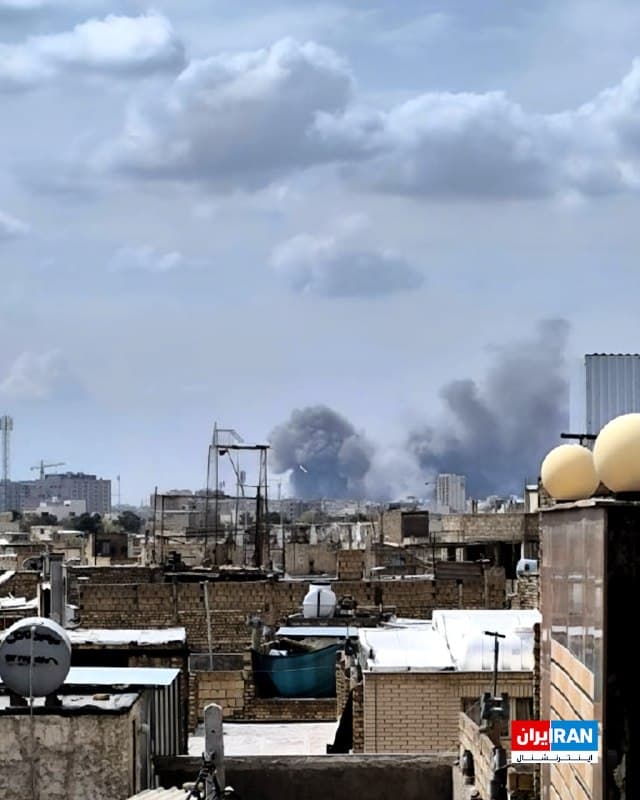 تصویر رسیده به ایراناینترنشنال در سهشنبه چهارم فروردین، دود ناشی از انفجار را در صنایع اپتیک اصفهان نشان میدهد.
🏁 🇬🇧 IranintlTV

🤖 @VahidOOnLine