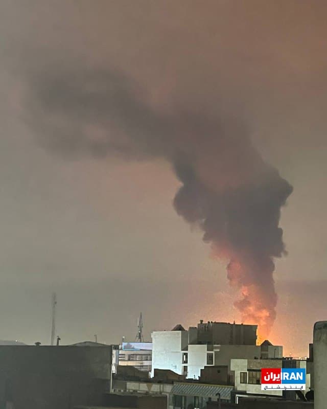 تصویر رسیده به ایراناینترنشنال، برخاستن دود ناشی از انفجار را در کرج پس از حملات هوایی نشان میدهد.
🏁 🇬🇧 IranintlTV

🤖 @VahidOOnLine