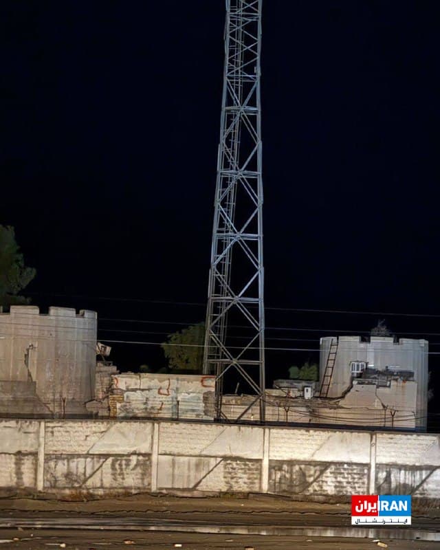 تصویر رسیده به ایراناینترنشنال، آسیب وارده به بخشی از سازه پایگاه دریایی بندر کرگان را واقع در شهرستان میناب استان هرمزگان در پی حملات هوایی نشان میدهد.
🏁 🇬🇧 IranintlTV

🤖 @VahidOOnLine