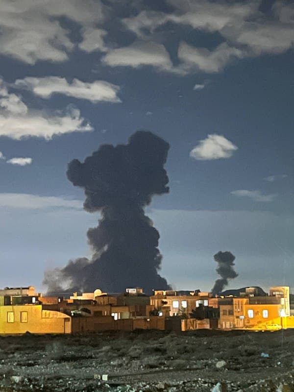 عکس دریافتی با شرح: #یزد #تفت ساعت ۲۰:۳۳
همزمان شهروندان از یزد خبر از انفجاری سنگین دادند.
سهشنبه ۴ فروردین
Vahid

📡 @VahidOnline