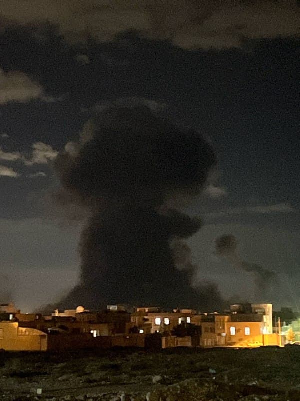 عکس دیگری از "برخاستن ستون دود در سرزمینهای اشغالی"
دریافتی از همان نقطه #یزد که پیشتر منابع حکومتی توضیح بالا را دربارهاش نوشته بودند. با همان پراید در گوشه تصویر.
سهشنبه ۴ فروردین
Vahid

📡 @VahidOnline