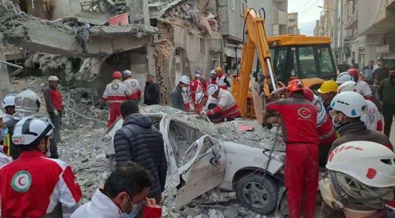 تصاویر انفجار در منطقه قره باغی مفتح تبریز ،  حسین بهاری از فرماندهان منطقه ۱۹ ذوالفقار نیروی هوافضای سپاه در این حمله کشته شد.


+ چهارشنبه ۵ فروردین ساعت ۱۲:۰۱ احتمالا طرف پایگاه موشکی امند سمت تبریز رو جوری زدن که انگار خورشید طلوع کرده بود، تاحالا چنین چیزی ندیده بودم حتی صدای جنگنده هم نبود. دوتا انفجار وحشتناک قبلشم چنتا انفجار کوچیک تر

@mamlekate