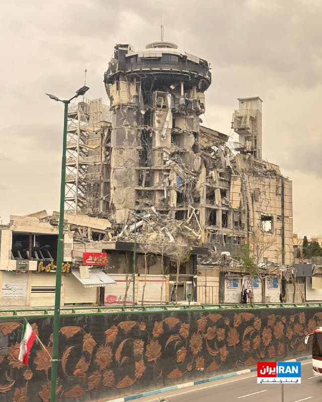 تصویر رسیده به ایراناینترنشنال، ساختمان ویرانشده صنایع اپتیک اصفهان را پس از حمله هوایی سهشنبه چهارم فروردین نشان میدهد.
🏁 🇬🇧 IranintlTV

🤖 @VahidOOnLine