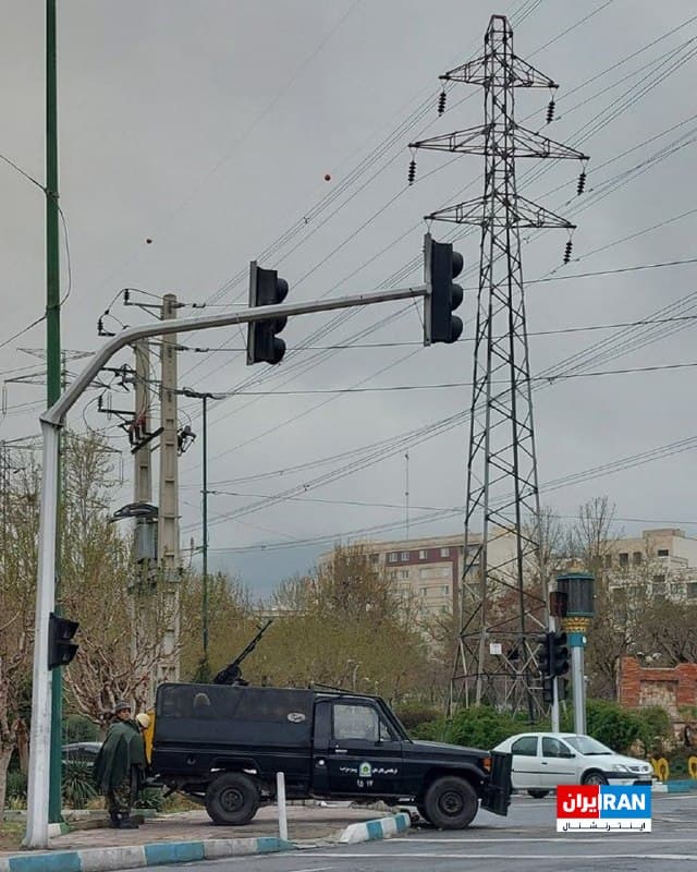 تصویر رسیده به ایراناینترنشنال در چهارشنبه پنجم فروردین، استقرار ایست بازرسی همراه با خودروی حامل تیربار را در تقاطع سردار جنگل تهران نشان میدهد.
🏁 🇬🇧 IranintlTV

🤖 @VahidOOnLine