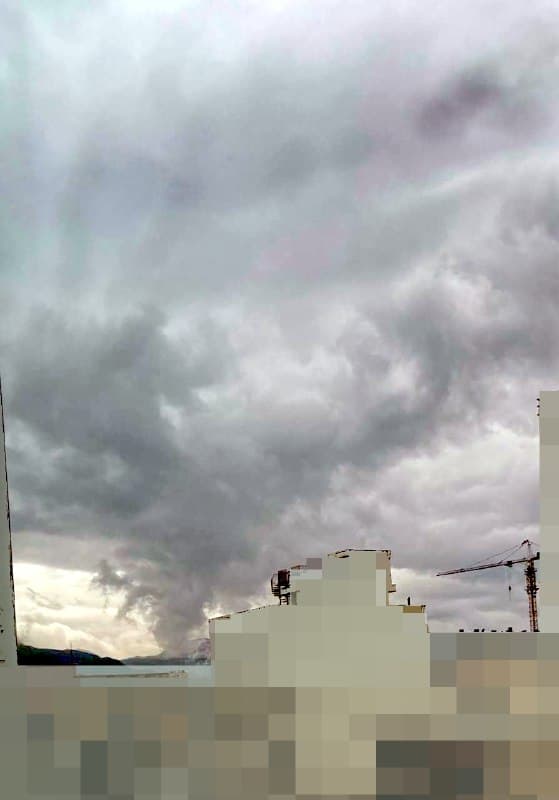 عکس دریافتی با شرح: [محله] نیرو هوایی [#تهران] هستیم. ساعت ١٢:٣٨ است. چند دقیقه پیش صدای پدافند و بعدش انفجار اومد. چهارشنبه ۵ فروردین.'
Vahid

📡 @VahidOnline