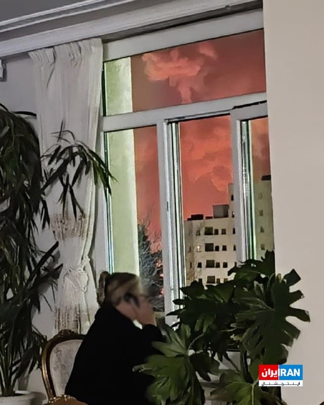 تصویر رسیده به ایراناینترنشنال که مربوط به شامگاه شنبه ۱۶ اسفند و انفجار انبار نفت اقدسیه است، زنی را هنگان حرف زدن با تلفن نشان میدهد در حالی که نور آتشسوزی آسمان تهران را سرخ کرده است.
🏁 🇬🇧 IranintlTV

🤖 @VahidOOnLine