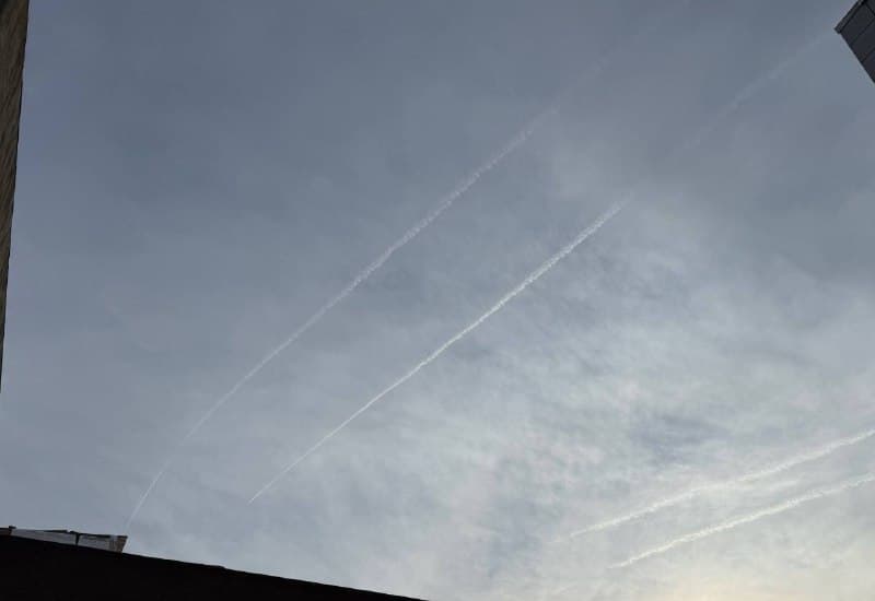 چهارشنبه ۵ فروردین ساعت ۱۷:۳۵
۴تا جنگنده کاملا مشخص و نزدیک از سمت شمال به جنوب تبریز. 
بعد از اینکه رد شدن و رفتن هم صدای پدافند.

@mamlekate