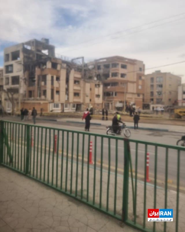 تصویر رسیده به ایراناینترنشنال، ساختمانی را در شهرک صنعتی سجزی استان اصفهان نشان میدهد که هدف حمله هوایی قرار گرفته است.
🏁 🇬🇧 IranintlTV

🤖 @VahidOOnLine