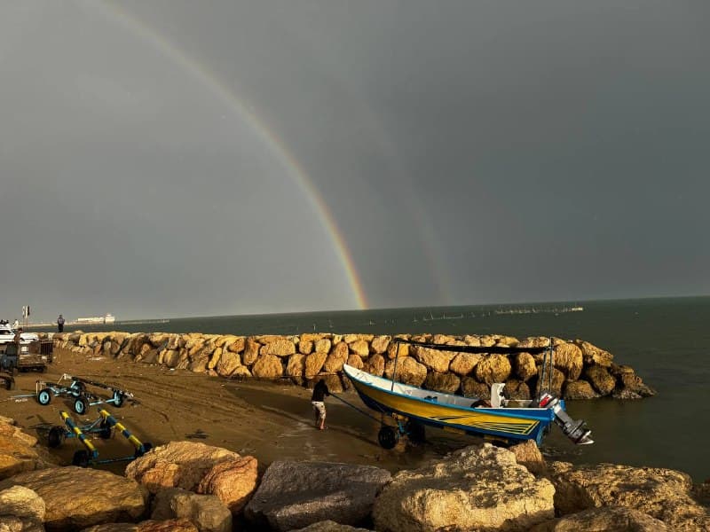 #رنگینکمان در #بندرعباس
عکس دریافتی: پنجشنبه ۶ فروردین
Vahid

📡 @VahidOnline