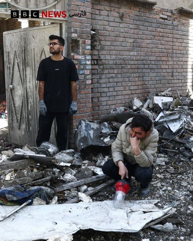 🔻در طول امروز، تصاویری از تهران، پایتخت ایران پس از حمله به یک ساختمان مسکونی منتشر شده است.

خدمات اورژانس برای کمک به افرادی که در میان آوار گرفتار شدهاند در محل حضور یافتند.

به دلیل قطع مداوم اینترنت در کشور، گرفتن و نشر تصاویر از داخل ایران دشوار است.

سازمانهای خبری بینالمللی اغلب ویزای ورود به ایران دریافت نمیکنند، که این امر مانع از دسترسی به اخبار و اطلاعات از داخل این کشور میشود.

📸 Reuters

bbc.in
🇬🇧 BBCPersian

🤖 @VahidHeadline