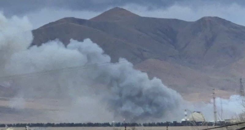 ❗️جمعه ۷ فروردین ساعت ۱۷:۵۰
حمله به نیروگاه خنداب
تقریبا ده بار زد
از نیروگاه داره دود سیاه میاد 
یه چیزی زد که داره میسوزه
۱۸:۰۴ دقیقا دوباره کلی زد


✅چیزی که با عنوان نیروگاه خنداب میگن، در اصل همون تأسیسات هستهای آب سنگین اراکه که درصورت راهاندازی رآکتور، میتونست ۴۰ مگاوات برق تولید کنه که همین هدف فرعی اون رآکتور بود. پس این حمله امروز، ارتباطی به زدن زیرساختهای برق نداشت چون در واقع، اصلا زیرساخت برق نبود. عنوان "نیروگاه" در اخبار، غلطاندازه برای تأسیسات خنداب اراک.

@mamlekate 🐣 مملکته