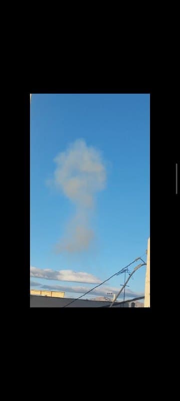 عکس دریافتی با شرح: #شهرضا ساعت ۶:۴۰ ،  دوباره سپاه ثارالله زد

سایر پیامهای دریافتی تایید نشده اون ساعت که ممکن است درست یا نادرست باشند:

صدای جنگنده در اصفهان
حدودا از ساعت ۶:۳۰ صبح شروع شده.

بعد از حملات وحشتناک دیشب اصفهان، جنگندهها اومدن با فاصله کم دارن پرواز میکنن. صداشون خیلی نزدیکه.

سلام وحید جان ساعت ۶:۳۵ بامداد ۷ فروردین اصفهان الان یه ربع جنگنده با ارتفاع کم داره تو اسمون پرواز میکنه خیلی صداشون نزدیک و زیاده

کشوری اصفهان صدای جنگنده یا بمب افکن صدا سنگینه

شهرضا رو زدن ۶.۲۳

وحید جان 
ساعت ۶:۲۰ صبح  سپاه شهرضا رو باز هم زدند

۶:۴۰، اصفهان: حدود ۱۰ دقیثه صدای جنگندهها به گوش میرسید و در ارتفاع پایین و با چشم قابل مشاهده بودند؛ یک کروز هم به جنوب پرتاب کردند.

سلام پادگان ثارالله سپاه شهرضا ۳ تا اصابت شدید بود خونه ها لرزید .
چند روز پیش با پهباد زدن الان جنگنده اومد زد احتمالا ستادفرماندهی و سوله هاشن.

سلام صداي سه انفجار نسبتا شديد همين الان شهرضاي اصفهان
به حدي كه تمام شيشه ها لرزيده ظاهرا داخل شهر بوده يا بسيار نزديك

سلام آقا وحید. ساعت 6:30 صدای جنگنده اومد رفتم سر پشتبام. نزدیک ما را نزد ولی بالای سر ویلاشهر دود سیاه دیدم.

📡 @VahidOnline