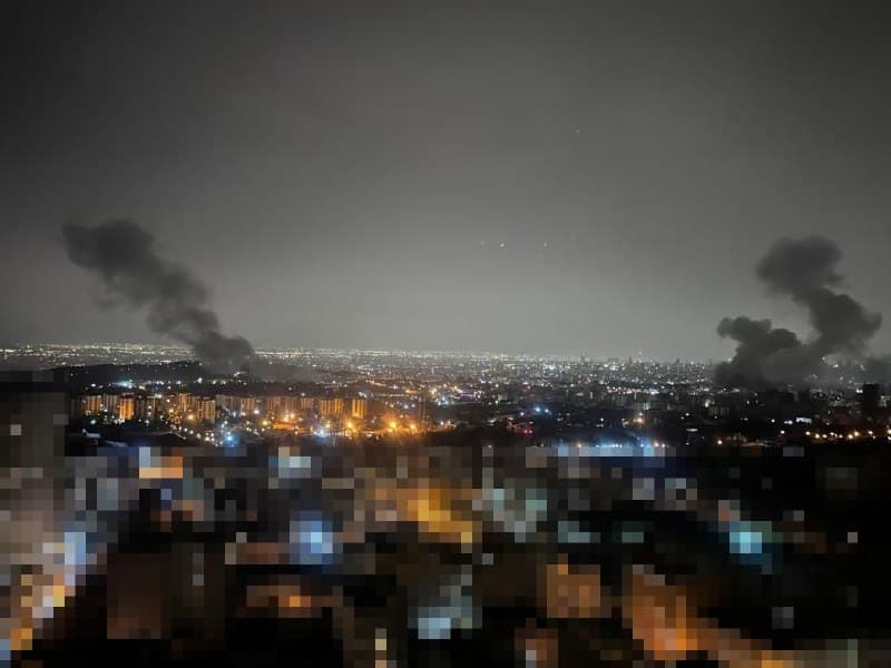 'ستونهای دود حمله ۱:۰۵ از دید اقدسیه #تهران'
عکس دریافتی شنبه ۸ فروردین 
Vahid

📡 @VahidOnline