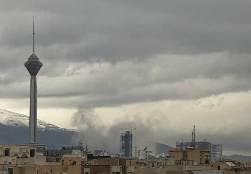 آنچه میلاد علوی، خبرنگار داخل ایران، در شبکه اجتماعی «ایکس» روایت کرده، تصویری از یک شب پرتنش در تهران و کرج ارائه میدهد؛ شبی که به گفته او، با انفجارهای پیدرپی و بوی باروت همراه بوده و فضای شهرها را به حالت اضطراب و ناامنی کشانده است.
علوی در این پیام نوشته است که بامداد شنبه ۸فروردین ۱۴۰۵ «انفجارها قطع نمیشد» و بوی باروت در خانهها احساس میشد، اما مردم امکان بیان وضعیت خود را ندارند؛ او از یکسو به محدودیت شدید اینترنت در داخل کشور و از سوی دیگر به فضای تهدید و فشار علیه شهروندان حتی از خارج کشور اشاره دارد.
این اظهارات در حالی مطرح شده که همزمان گزارشهایی از حملات گسترده به تهران و چند شهر دیگر ایران منتشر شده است. بر اساس این گزارشها، از شامگاه جمعه تا بامداد شنبه ۸فروردین، تهران، کرج، اصفهان، کاشان و اراک هدف موجی از حملات قرار گرفتهاند.
این مجموعه گزارشها، در کنار روایت منتشرشده توسط این خبرنگار، از شرایطی حکایت دارد که شهروندان در میانه حملات و محدودیتهای ارتباطی، با دشواریهای جدی در اطلاعرسانی و بیان وضعیت خود روبهرو هستند.
🇺🇸  Farsi_Iranwire

🤖 @VahidHeadline