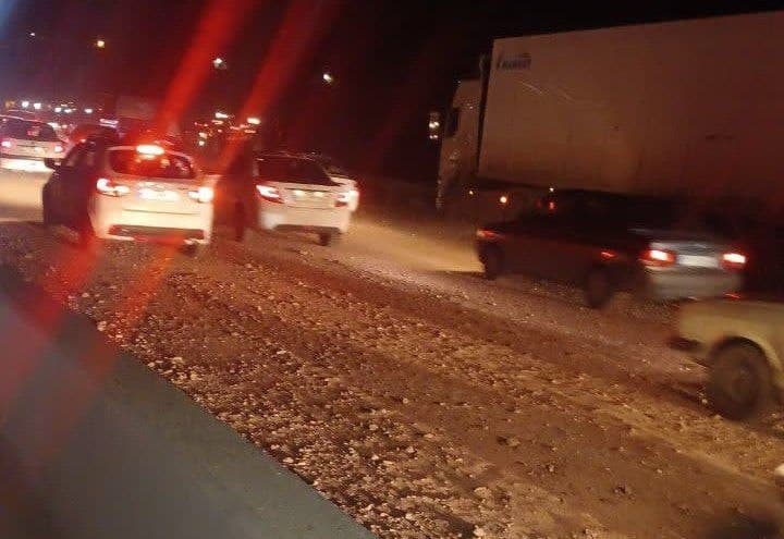 بین حکیمیه - جاده تلو و پایین تر از تقاطع اتوبان بابایی و یاسینی صنایع دفاع قرار داره که امشب بخشی از صنایع دفاع که نزدیک به تلو و یاسینی بوده زدن و ترکش اونا به چند تا ماشین خورده و چند نفر مصدوم شدن. ترور هدفمند و یا کشته شدن شخصی من ندیدم و نشنیدم

@mamlekate