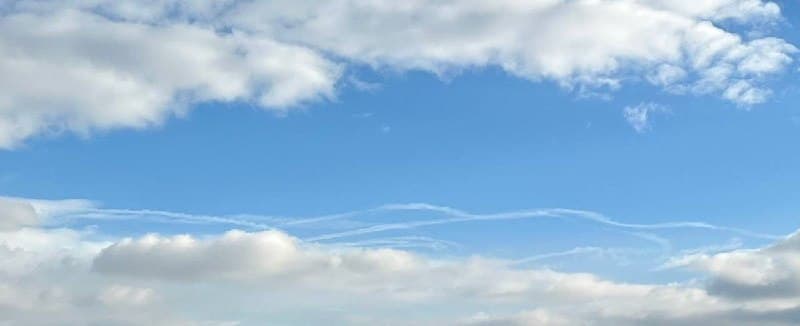 تهران هفتونیم صبح. رد موشک از غرب به شرق آسمان.

@mamlekate 🐣 مملکته