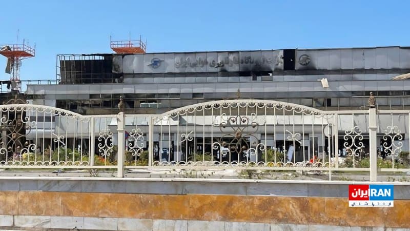 تصویر رسیده به ایراناینترنشنال، خسارت واردشده به فرودگاه بوشهر را در پی حملات هوایی نشان میدهد.
🏁 🇬🇧 IranintlTV

🤖 @VahidOOnLine