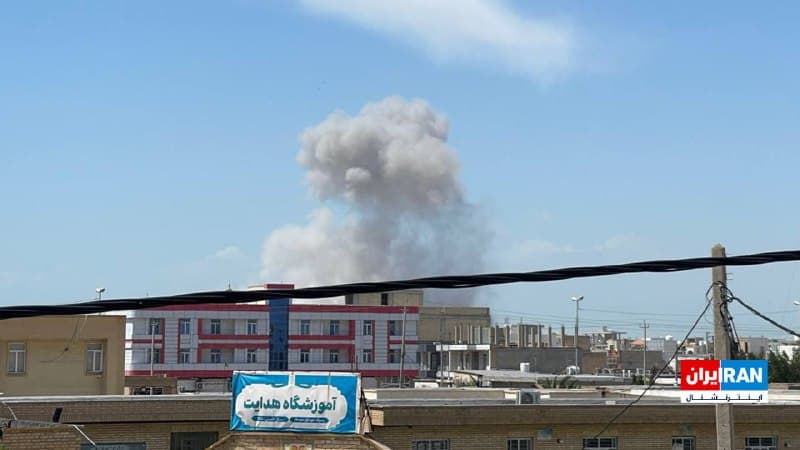 تصویر رسیده به ایراناینترنشنال در یکشنبه نهم فروردین، دود ناشی از انفجاری مهیب را در بندر دیلم استان بوشهر نشان میدهد.
🏁 🇬🇧 IranintlTV

🤖 @VahidOOnLine