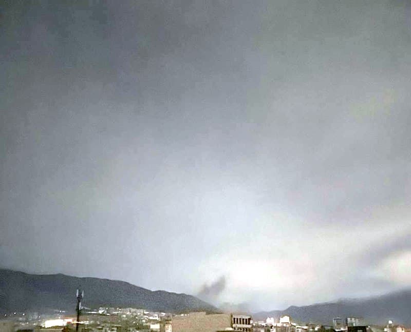 برق کرج رفت الان یه صدا اومد سمت جهانشهر

کرج سمت اردلان هارو زد برق ها کامل قطع شد؛ انگار دوباره سمت انبار نفته، انگار نیروگاه زده، شهر آفتاب رفته تو خاموشی کامل

کرج برق ملاصدرا و مهرویلا رفت
بعد یک تک انفجار
بعد هم صدای جنگنده
ساعت ۲۱:۰۲

کرج ساعت ۲۱:۰۳ دقیقه ۳-۴ تا صدا انفجار برق جهانشهر گوهردشت طالقانی عظیمیه هم قطع شده

محوطه دهقانویلا و بخشی از کرج نو (کرج)برق رفته،ساعت ۲۱:۰۵،صدایی نشنیدم ولی قبلش،یکشنبه ۹ فروردین

(لطفا پیام تکراری نفرستید)

📡 @VahidOnline