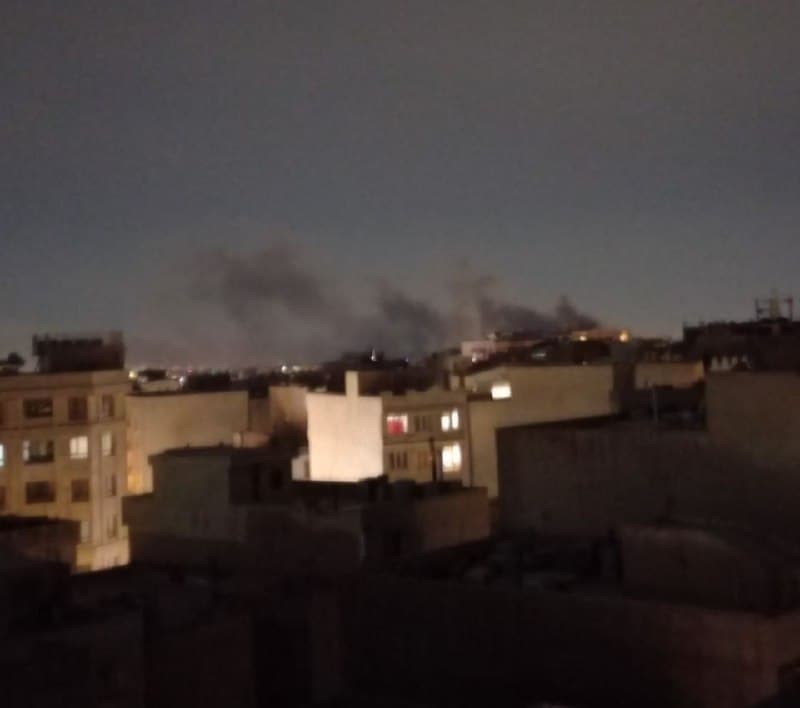 سلام ۲۱:۲۰ نارمک رسالت صدای انفجارهای پشت هم میاد برق ها قطع شده

برق افسریه رفت ساعت ۲۱۱۷ و بعد پنج ثانیه دوتا انفجار شدید

سلام وحید منطقه ۱۸ سمت شادآباد حوالی ساعت ۹،نهم فروردین انفجارهای متوالی و سنگین

ساعت ۸ شب در منطقه مرزداران پدافند فعال بود و خیلی شدید صدای انفجار امد

انفجار در منطقه17 سنگین بود خونه ها لرزید

همین الان سمت شمال شرق رو زد جوری من توو اندرزگو لرزش و صدا انفجار سنگین حس کردم

دوباره زد سنگین سمت دیباجی من توو اندرزگو لرزید برقا یهو قط و وصل شد

وحید جان خونه دوست من پیروزی - نبرد تهران هست. هیچ صدای انفجاری در ساعت ۲۱:۱۵ نشنیدند اما برق کامل رفته

[اگر پیامی که میخواهید بفرستید قبلا از شهروند دیگری نقل شده لازم نیست شما هم زحمت بکشید بنویسید. ممنون.]

سلام وحید ساعت ۲۱:۲۰ شمال شرق تهران صدای انفجار شدید شنیدیم

۹:۱۸ دوباره همون نقطه [بنویس: شمال شرق] رو زد. اینار خیلی وحشتناک تر


کرج نصف گوهردشت طالقانی عظمیه برق رفته
باغستان غربی بنیاد شهرک یاس داره
اینمسجد ولی از عر عر نمیوفته

سلام وحید جان ما سمت شرق تهران تهرانپارس هستیم الان صدای جنگنده اومد پشتش هم نزدیک ۷ _۸ تا انفجار شدید ما در و شیشه هامون تکون شدید خورد

وحید جان فرمانیه ساعت ۲۱:۰۷ دقیقه ۲ تا انفجار
۲۱:۱۳ دو انفجار
الان ۲۱:۱۸ دو انفجار شدید شیشه ها لرزید
خیلی نزدیک بود

تهران پیروزی نبرد برق رفته کلا 
و نارمک هم 21:20

📡 @VahidOnline