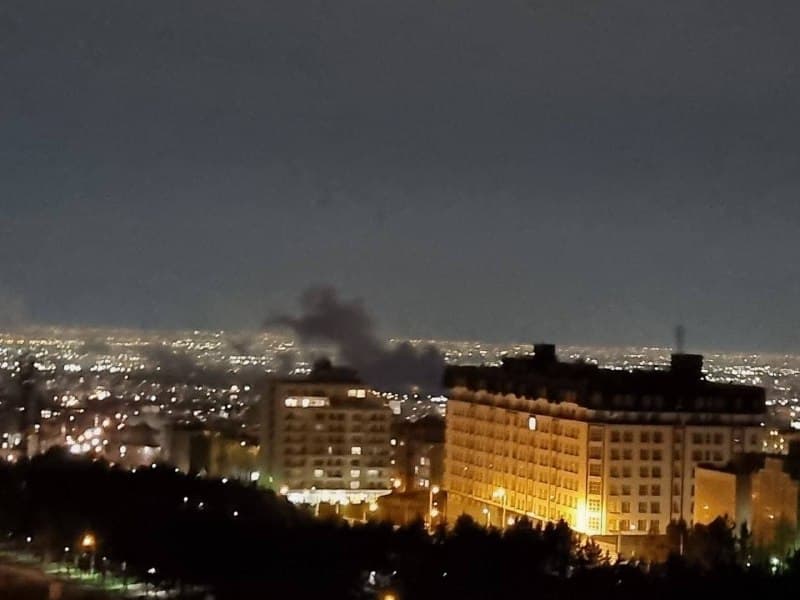 عکس دریافتی با شرح:
این انفجار در محدوده اشرفی اصفهانی تهران ساعت ۲۱:۱۵
شدت انفجار جوری بود که پرده ها از شیشه جدا شد
رفت و برگشت ۵ انفجار شدید

📡 @VahidOnline